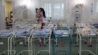 Bayi dari keluarga ekspatriat tersebut dititipkan orang tuanya yang harus kembali ke negara asal. Larangan lintas negara akibat COVID-19 membuat para bayi tersebut belum bisa dirawat dan dibawa pulang oleh orang tuanya.