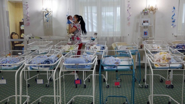 Puluhan bayi mendapat perawatan oleh klinik Biotexcom di sebuah hotel di Kiev Ukraina, (14/5/2020).