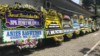 Terlihat karangan bunga untuk Henky Solaiman dari Anies Baswedan dan yang lainnya. Foto: Hanif/detikHOT