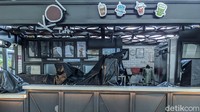 Restoran hingga toko memilih tutup akibat pandemi virus Corona. Biasanya tempat ini selalu ramai dan menyisakan cerita tentang pertemuan atau perpisahan khas bandara. Namun kali ini harus rehat untuk waktu yang tidak sejenak.