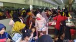 Warga Berkerumun Beli Kebutuhan Lebaran di Tengah PSBB