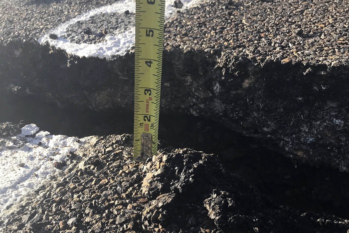 Gempa bumi berkekuatan magnitudo 6,5 mengguncang negara bagian Nevada, Amerika Serikat, Jumat (15/5) waktu setempat. Gempa mengakibatkan jalan retak.