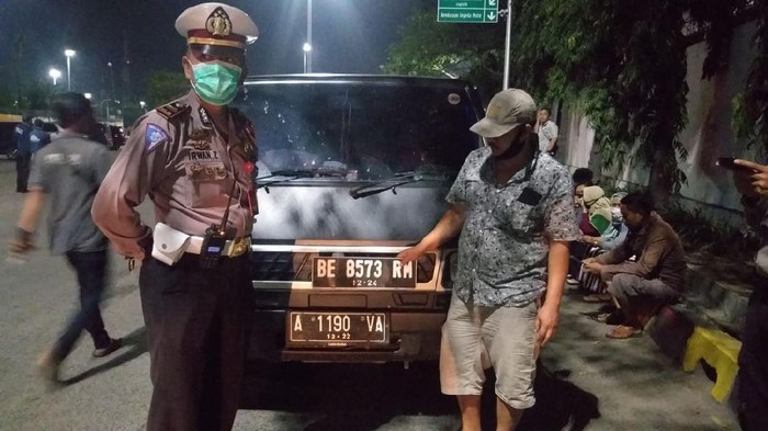 Pikap nekat angkut pemudik terjaring polisi di Pelabuhan Merak.