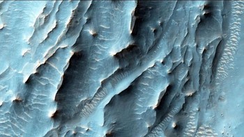 Orbiter Pengintai Mars NASA menggunakan kamera Eksperimen Pencitraan Resolusi Tinggi (HiRISE) untuk mendapatkan pemandangan suatu daerah dengan tekstur yang tidak biasa di bagian selatan Gale Crater Foto: NASA 
