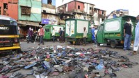 Sandal pekerja migran tertumpuk di salah satu ruas jalan di Mumbai, India pada Selasa (14/5/2020). Sandal-sandal itu tertinggal saat pekerja migran yang berdemonstrasi dibubarkan oleh polisi. AP Photo.