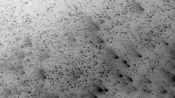 Retakan poligon di es. Foto: NASA