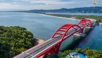 Akses berupa jalan dan jembatan pun diselesaikan demi menjaga denyut ekonomi rakyat di perbatasan meski ada Corona. Salah satu contohnya Jembatan Youtefa di Jayapuara Papua. Jembatan kebanggan Presiden Jokowi ini merupakan akses menuju PLBN Skouw.Foto: Dok. Kementerian PUPR