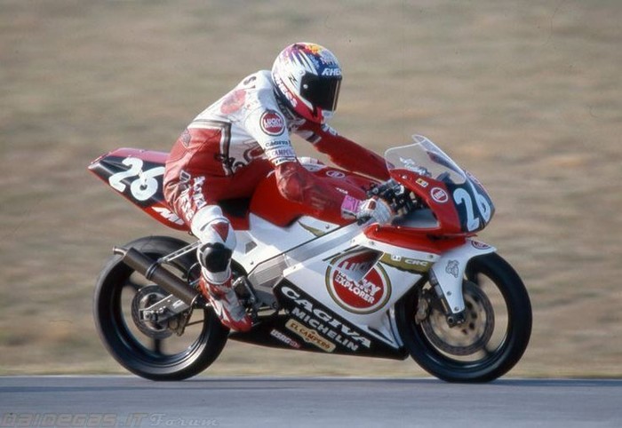 Valentino Rossi membalap dengan Cagiva Mito