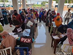 Parah, Pembagian BLT di Mojokerto Abaikan Physical Distancing