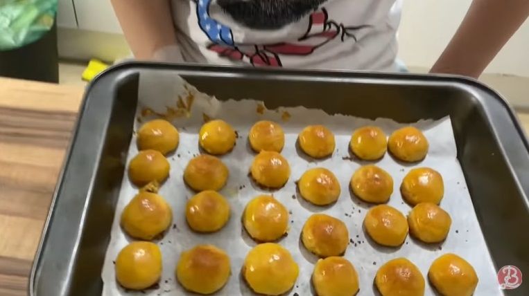Keluarga Korea bikin kue lebaran