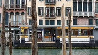 Kapal feri melintas di kanal kota Venesia, Italia (13/5/2020). Pemerintah Italia akan membuka kembali pariwisata mulai awal Juni dan mencabut aturan karantina wajib selama 14 hari.