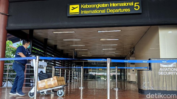 Suasana sepi dan kosong terlihat di terminal 2 Bandara Soekarno Hatta, Jumat (15/5/2020).
