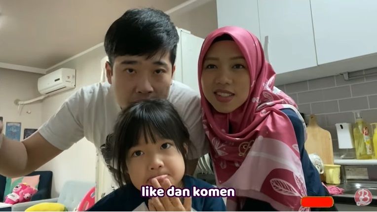 Keluarga Korea bikin kue lebaran