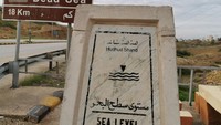 Laut Mati dapat diakses dari Yordania. Destinasi ini juga dapat dikunjungi dari tiga negara, yaitu Yordania, Palestina, dan Israel. Ini KM-18 sebelah barat dari Amman, searah ke Allenby Bridge (Maria Karsia)