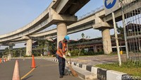 Dari terminal kedatangan, keberangkatan, penjemputan penumpang, hingga antrian taksi dan parkir menjadi kosong.