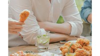 Aktor berusia 39 tahun ini tampil awet muda. Ia juga penggemar hidangan ayam goreng khas Korea lho. Foto: Istimewa
