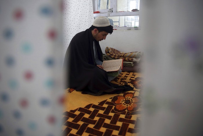 Bulan Ramadhan akan segera berakhir. Umat muslim di Afghanistan memanfaatkan 10 hari terakhir Ramadhan dengan beritikaf untuk mendapatkan malam Lailatul Qadar.
