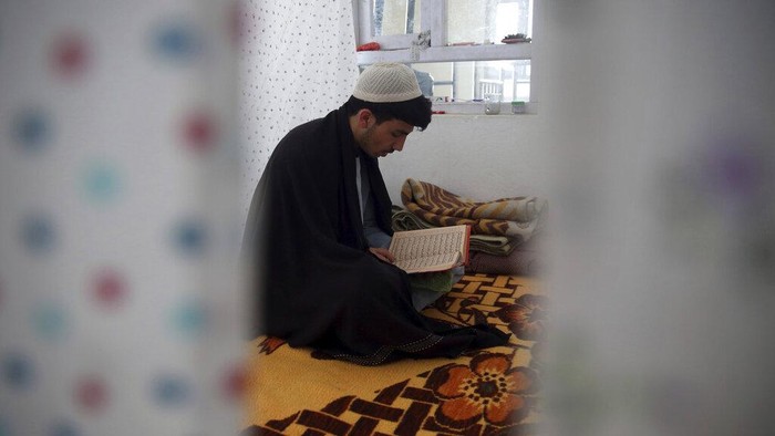 Itikaf untuk Raih Lailatul Qadar Bulan Ramadhan akan segera berakhir. Umat muslim di Afghanistan memanfaatkan 10 hari terakhir Ramadhan dengan beritikaf untuk mendapatkan malam Lailatul Qadar.
