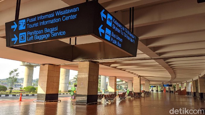 Suasana sepi dan kosong terlihat di terminal 2 Bandara Soekarno Hatta, Jumat (15/5/2020).