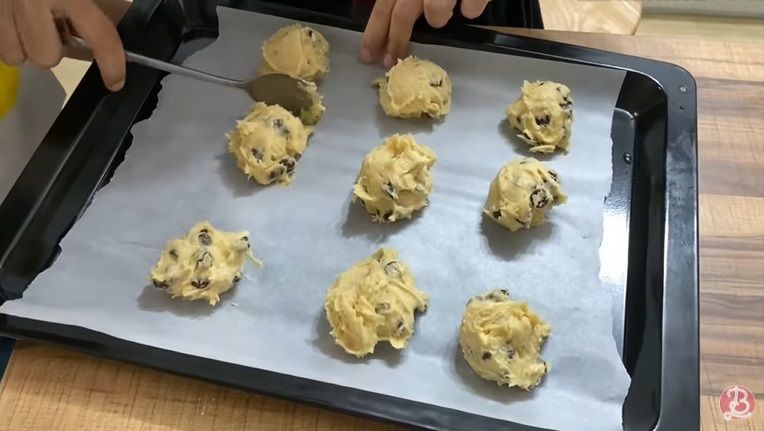 Keluarga Korea bikin kue lebaran