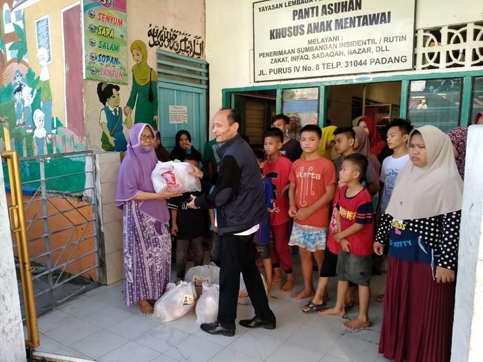 Panti asuhan sasaran tersebut antara lain adalah Panti Asuhan Khusus Anak Mentawai di Purus IV dan Panti Sosial Puti Bungsu, Tunggul Hitam, Kototangah serta keluarga terinfeksi Covid-19 di Alai Parak Kopi, Padang Utara.
