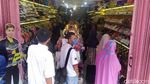 Warga Berkerumun Beli Kebutuhan Lebaran di Tengah PSBB