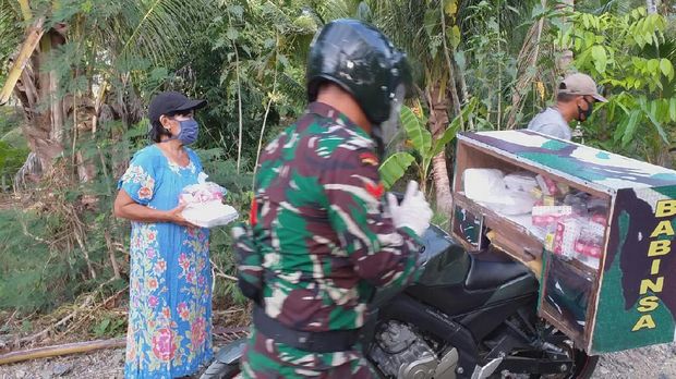 Koptu Ishak Nur bagikan takjil keliling desa dengan motor modifikasi