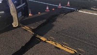 Salah satu ruas jalan retak akibat gempa berkekuatan magnitudo 6,5. Nevada Department of Transportation via AP