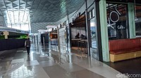 Restoran yang biasanya ramai kini sepi. Seorang warga melintas di deretan restoran yang tutup akibat pandemi virus Corona.