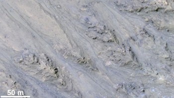 Kemiringan dalam kawah di Mars selatan ini memiliki beberapa garis-garis gelap musiman yang disebut garis kemiringan berulang Foto: NASA