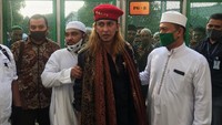 Habib Bahar keluar Lapas Pondok Rajeg dengan memakai baret merah bintang 5. Dok. Pengacara dan Kadivpas Kemenkumham