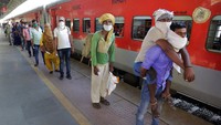 Para pekerja migran pulang kampung menggunakan kereta api setelah India mengoperasikan kembali transportasi umum tersebut. AP Photo/Ajit Solanki.