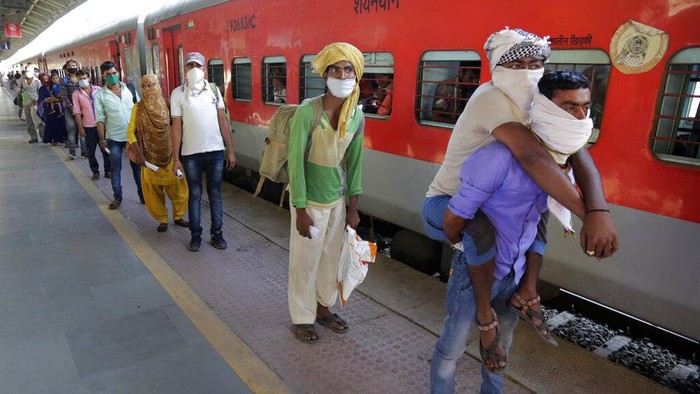 Pekerja Migran India Pulang Kampung Pekerja migran memutuskan untuk pulang kampung saat pemerintah India menerapkan lockdown. Beragam cara mereka tempuh demi pulang kampung.