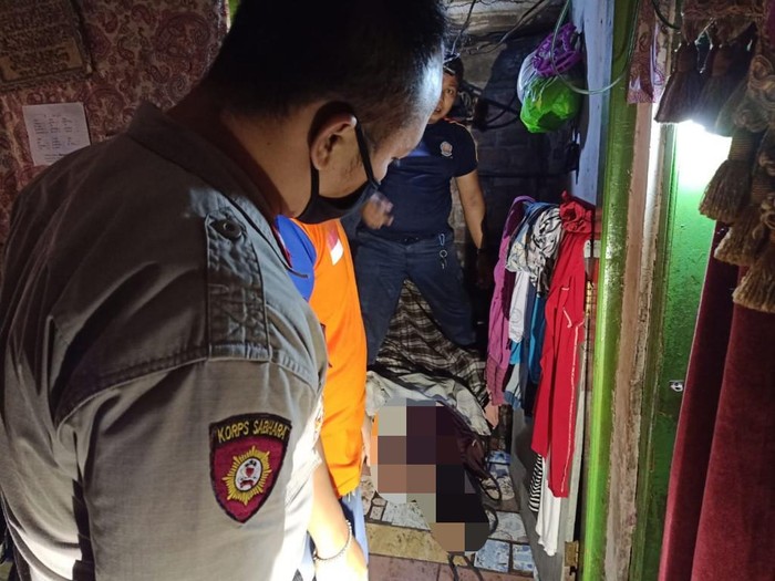 Ahmad Muis (29), warga Kecamatan Panggungrejo, Kota Pasuruan ditemukan meninggal dalam sumur rumahnya. Penemuan mayat korban membuat warga geger.