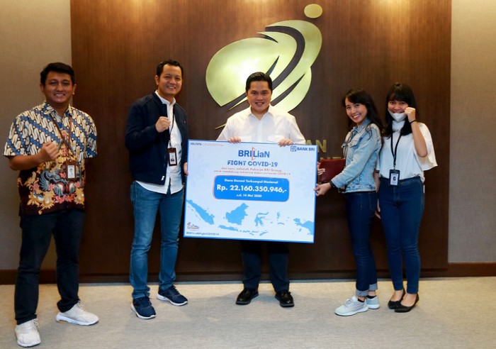 Menteri BUMN RI Erick Thohir menerima bantuan dari kalangan milenial sebagai wujud kepedulian BRILian, BRI Grup mendukung upaya pemerintah mencegah dan penanggulangan COVID-19 di Indonesia.