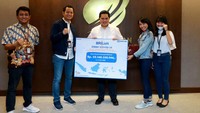 Penyerahan bantuan itu dilakukan secara simbolis oleh perwakilan millenial BRI Wahid Wijaya, disaksikan oleh Ketua Yayasan BUMN Untuk Indonesia Harjawan Balaningrath dan sejumlah Insan BRIlian dari BRI Group yang diselenggarakan di Kementerian BUMN, Jakarta. Foto: dok. BRI