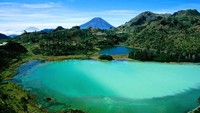 Sesuai namanya, Telaga Warna memiliki air yang bisa berubah-ubah warna. Kadang berwarna biru, hijau, kuning, putih, dan sebagainya. (Reexy/dtraveler)