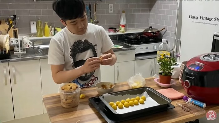Keluarga Korea bikin kue lebaran