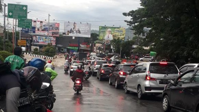 Macet di Samarinda akibat banjir
