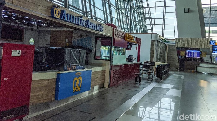 Kedai kopi, tempat makan, franchise kudapan hingga minimarket di Bandara Soekarno-Hatta tutup total sebagai antisipasi penyebaran COVID-19.