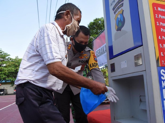 Polisi di Trenggalek tidak hanya membagikan bantuan beras secara door to door kepada warga terdampak Corona. Polisi juga membuat ATM beras.