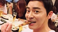 Nah, kalau ini pose imutnya saat tengah menyantap yakitori khas Jepang dengan segelas bir dingin. Foto: Istimewa