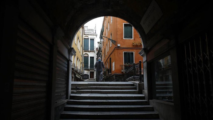 Pemerintah Italia akan membuka industri pariwisata awal Juni. Pembukaan tersebut cukup melegakan pelaku industri pariwisata yang telah melewati masa sulit lockdown COVID-19 sejak awal Maret. (AP Photo/Antonio Calanni)