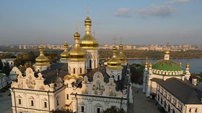 Kubah Emas Gereja Pengunjung menikmati suasana gereja Kristen Ortodoks di Kiev, Ukraina (3/10/2019). Jika tidak ada tanda salib di bagian puncak kubah, bangunan ini sulit ditengarai sebagai tempat ibadah umat Kristiani bukan ?