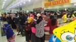 Warga Berkerumun Beli Kebutuhan Lebaran di Tengah PSBB