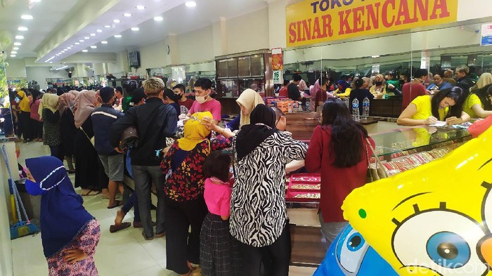 Lebaran di Tengah PSBB Menjelang berakhirnya PSBB parsial di Kabupaten Cianjur, aktivitas masyarakat di luar rumah justru semakin ramai. Warga ramai-ramai membeli kebutuhan lebaran.
