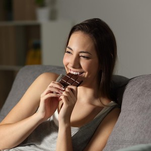Studi: Makan Cokelat Bisa Atasi Sakit Perut dan Stres karena Menstruasi