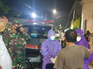 Pria di Jakbar Ditemukan Meninggal Setelah 2 Hari, Dievakuasi Petugas Ber-APD