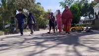 Ramainya pengunjung terlihat dari banyaknya motor yang terparkir di depan pertokoan, jalanan juga ramai oleh lalu lalang warga.