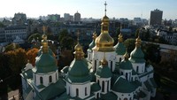 Kompleks gereja ini menonjol di pusat kota Kiev, Ibukota Ukraina. Bangunan ini didirikan oleh St Anthony dan St. Theodosy hampir 1.000 tahun lampau.
